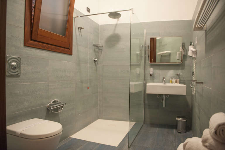 Bathroom 4, Il Portico, Trapani