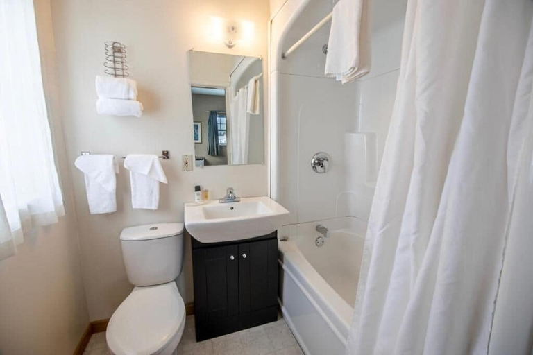 Bathroom 4, Caswell Resort Hotel, Parry Sound