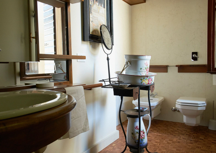 Bathroom 4, Casa Schirolli, Mantua