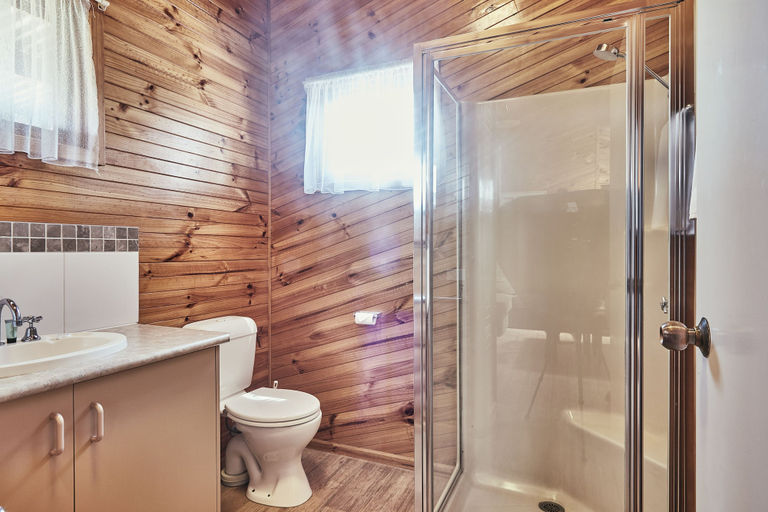 Bathroom 3, Anglesea Family Caravan Park, Surf Coast - West