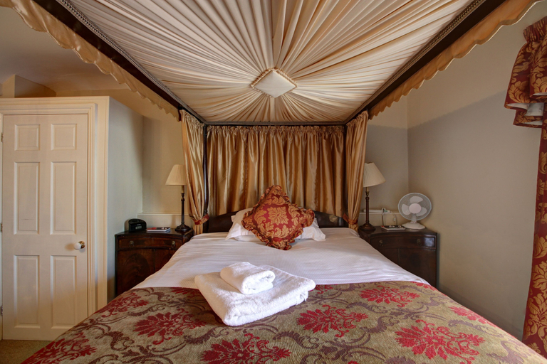 Bedroom 2, The Swan Inn, Gloucestershire