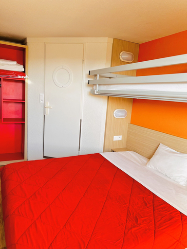 Bedroom 2, Hotel Première Classe Saint Quentin En Yvelines - Elancourt, Yvelines