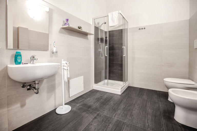 Bathroom 3, Giardini Acantus, Syracuse