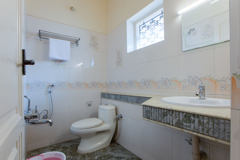 Bathroom 4, Hotel Vashanth Krishna, Kanniyakumari