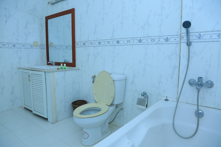 Bathroom 5, Kirirom Hillside Resort, Phnum Sruoch