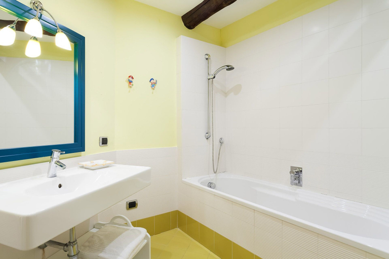 Bathroom 5, Casa Rossella, Napoli