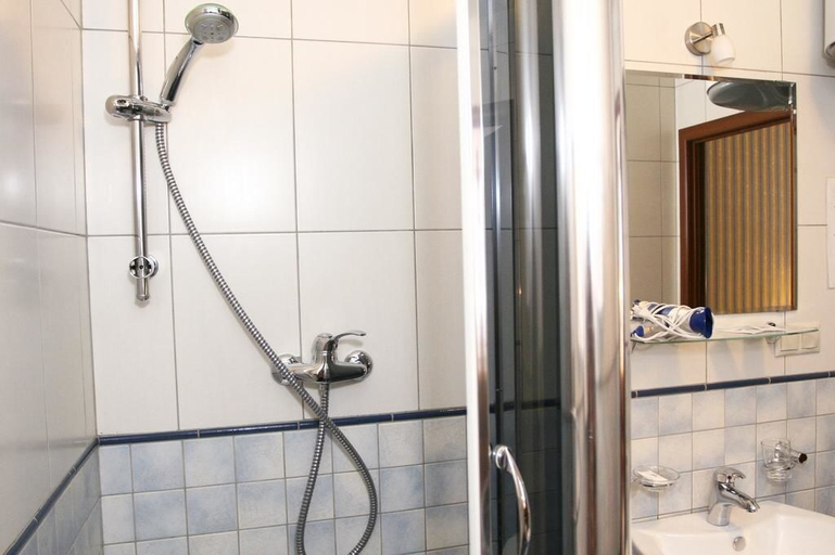 Bathroom 2, Chetyre sezona, Ekaterinburg gorsovet