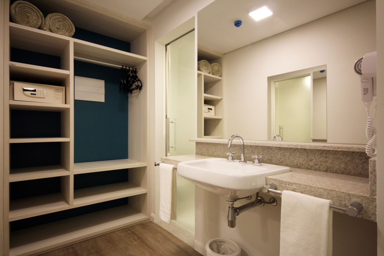 Bathroom 5, Hot Beach Resort, OlĂmpia