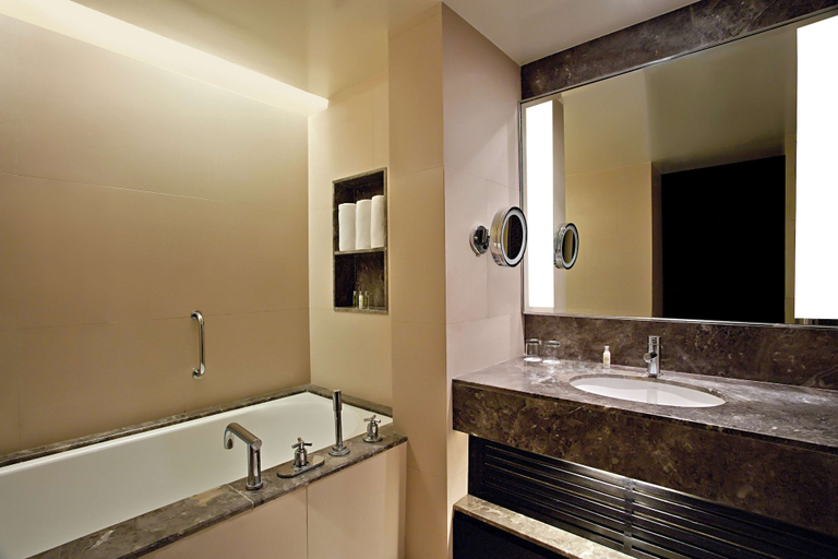 Bathroom 5, DoubleTree Suites by Hilton Bengaluru Outer Ring Road, Bangalore