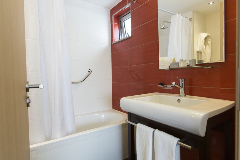 Bathroom 4, Regency Way Montevideo Hotel, Montevideo