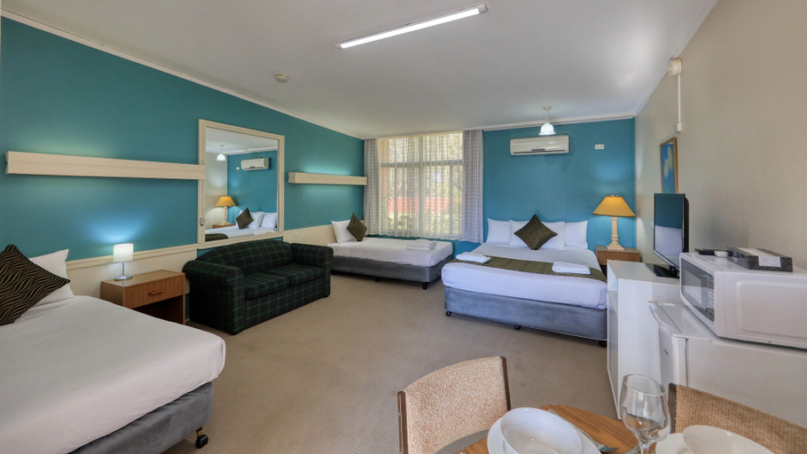 Bedroom 2, Silver Oaks Motel, Gilgandra
