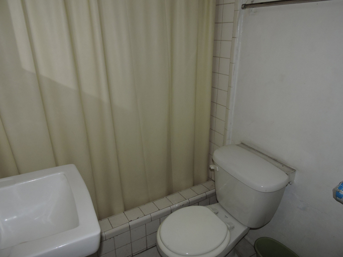 Bathroom 5, Park Hotel, Port-au-Prince