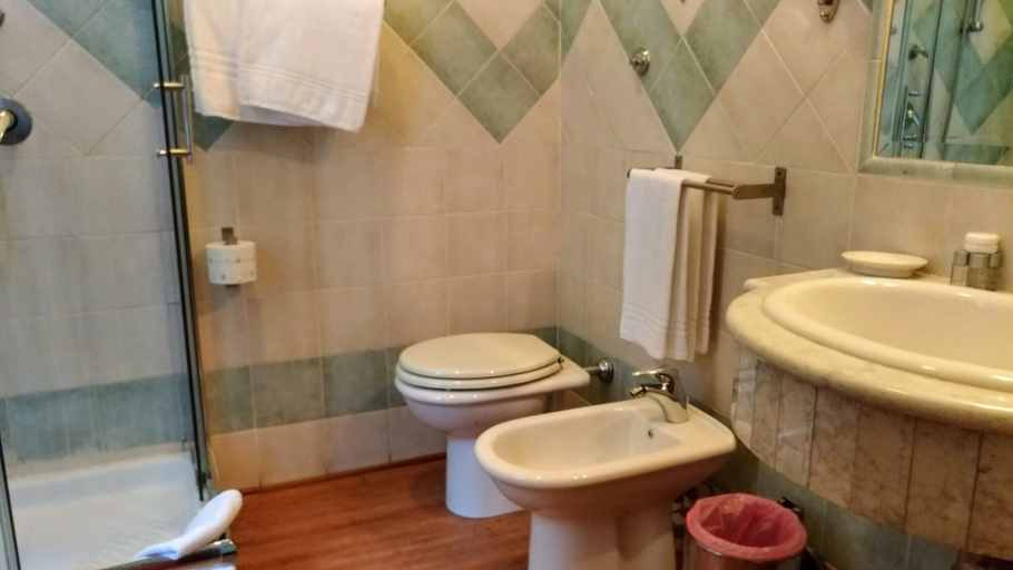 Bathroom 4, Nicolas Inn, Rome