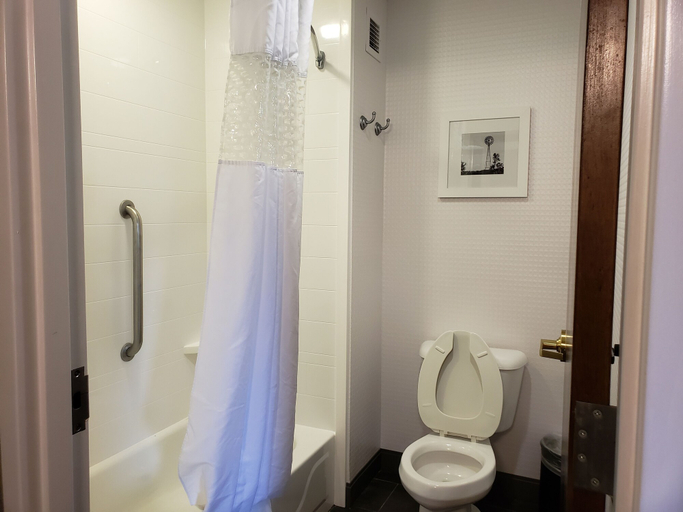 Bathroom 3, Hampton Inn & Suites Newtown, Bucks