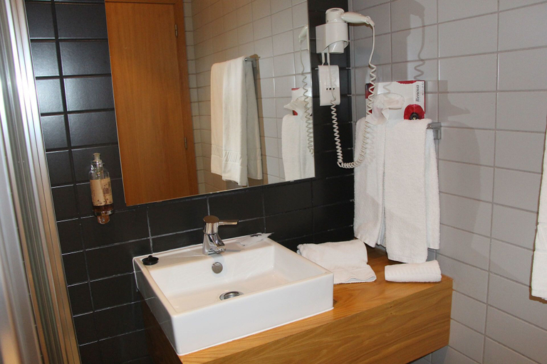 Bathroom 5, Paredes Hotel Apartamento, Paredes