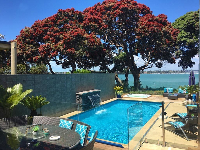 Sea view guest house, Waitakere