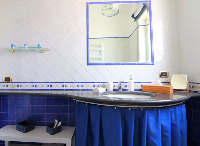 Bathroom 3, Alpa Suite, Napoli