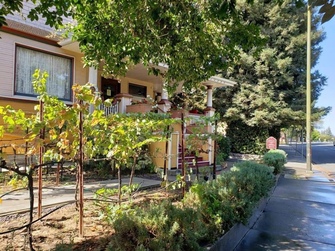 Exterior & Views 2, Cabernet House, An Old World Inn, Napa