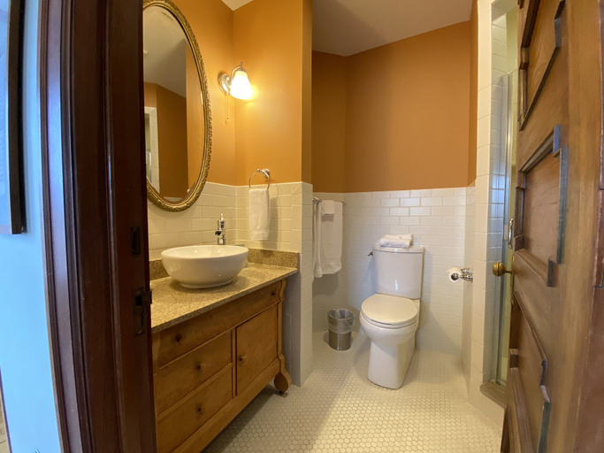 Bathroom 4, Showers Inn, Monroe