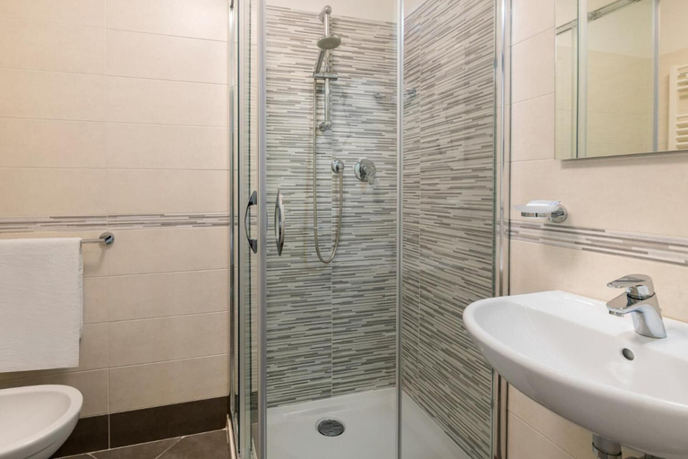 Bathroom 5, Hotel Ervill, Rimini