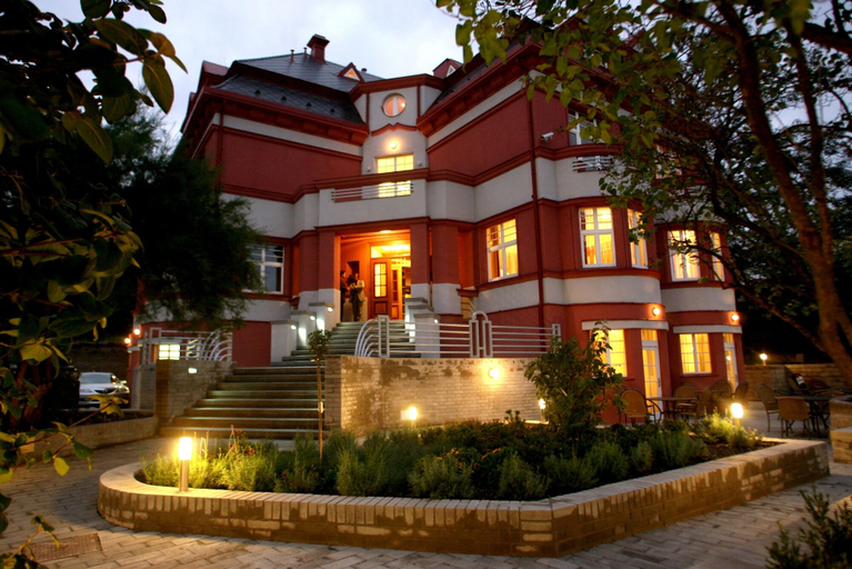 Exterior & Views