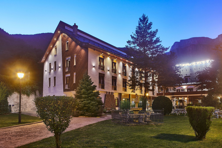 Exterior & Views