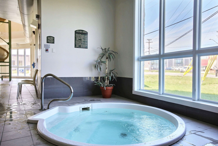 Bathroom 4, Super 8 by Wyndham Trois-Rivieres, Francheville