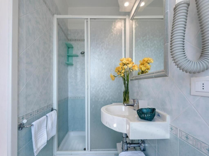 Bathroom 4, Hotel Azzurra, Lucca