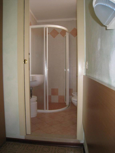 Bathroom 5, Hotel Losanna, Ravenna