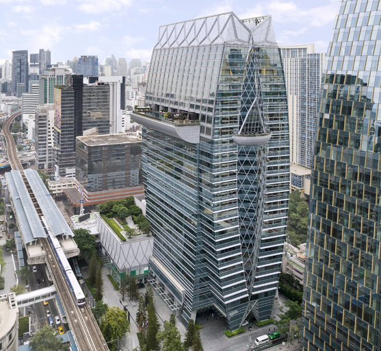 Exterior & Views