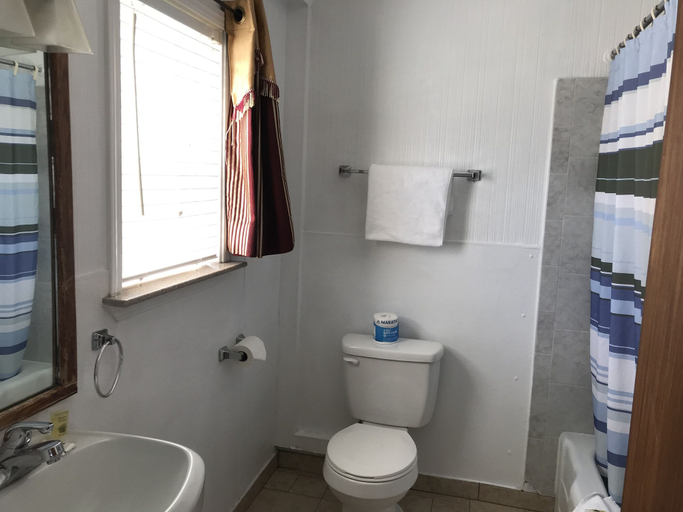 Bathroom 4, Chalet Motel, Deschutes