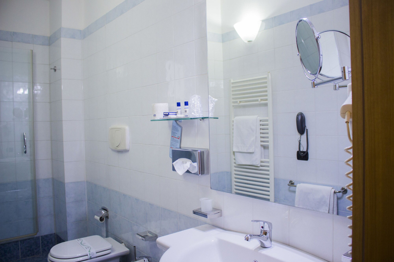 Bathroom 5, Edra Palace, Frosinone
