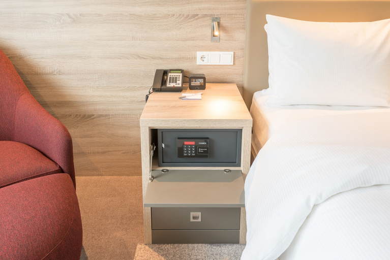 Bedroom 2, Hampton by Hilton Frankfurt Airport, Frankfurt am Main