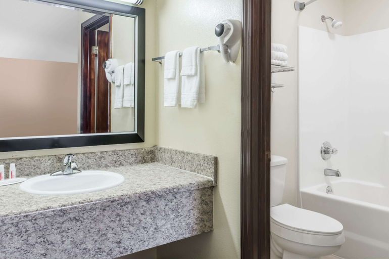 Bathroom 4, Days Inn by Wyndham Blakely, Early