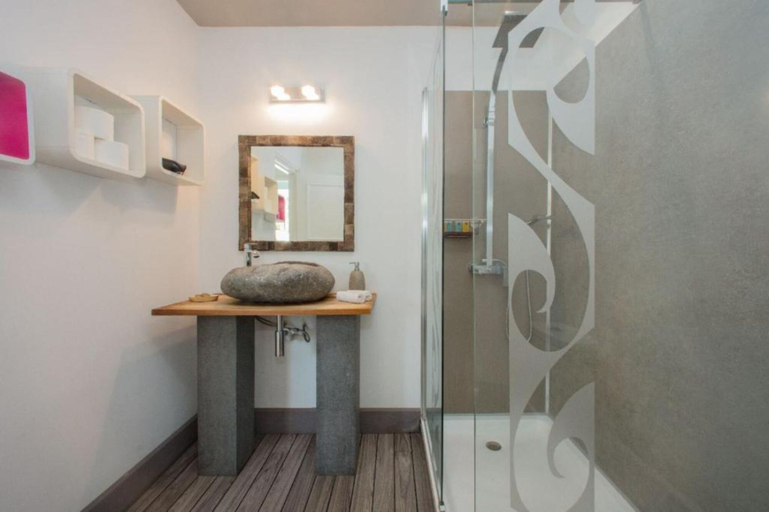 Bathroom 4, Raiatea Lodge Hotel