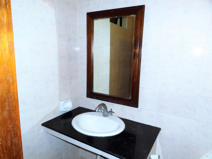 Bathroom 4, Regency Park Hotel, Mvita