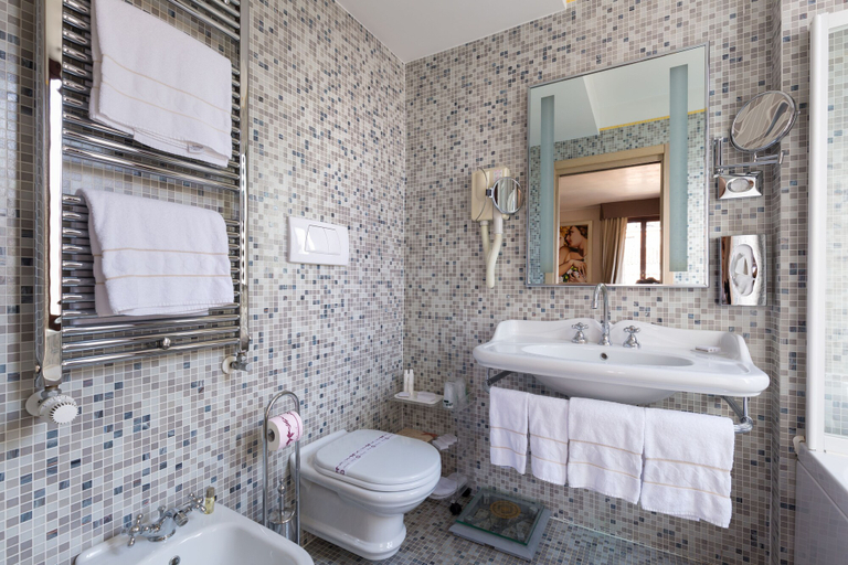 Bathroom 4, Liassidi Palace Hotel, Venezia