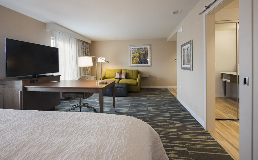 Bedroom 3, Hampton Inn & Suites Seattle/Redmond, King