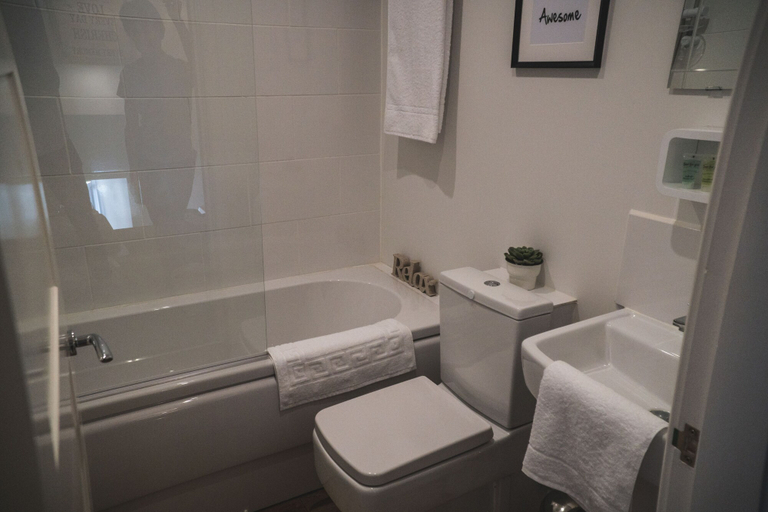 Bathroom 2, The Hive Apartment, Stockport