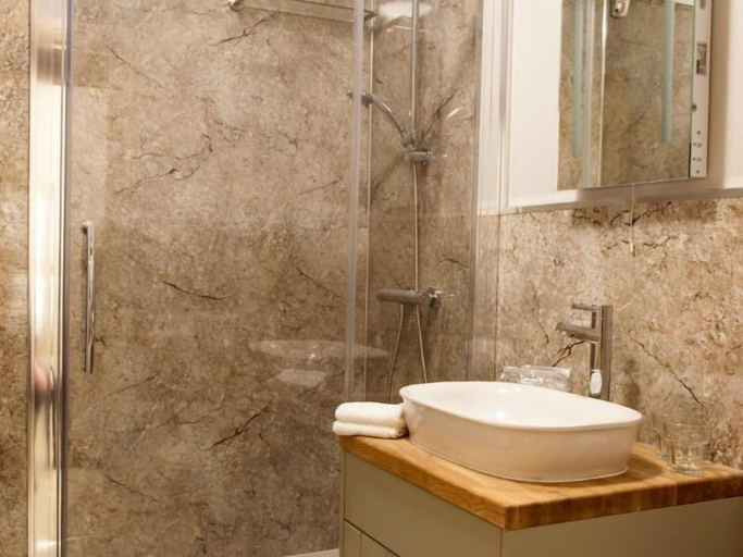 Bathroom 5, Parkers House Bed & Breakfast, Powys