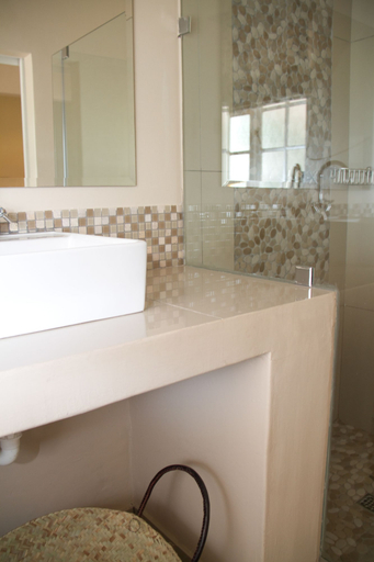 Bathroom 4, Paarl Nuwerus Lodge, Cape Winelands