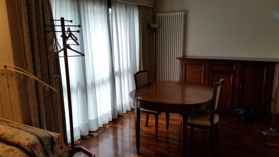 Others 5, Gira Guest House, Como