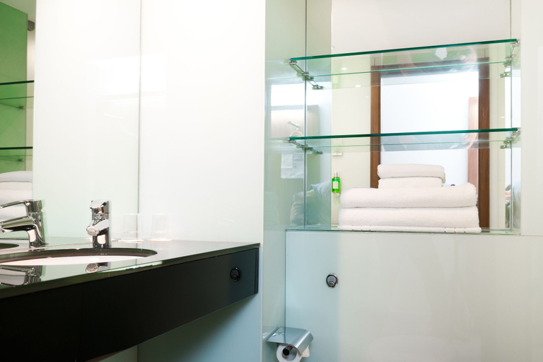 Bathroom 4, Ramada Encore by Wyndham Leicester City Centre, Leicester