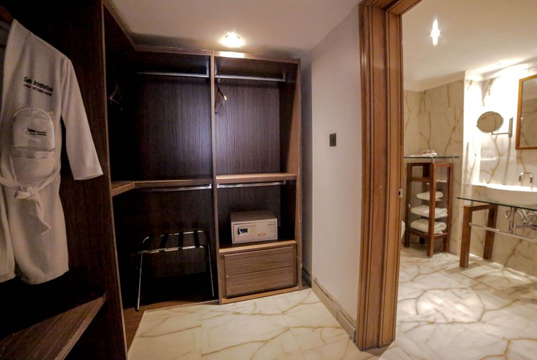 Bathroom 5, Victoria Crown Plaza Hotel, Eti-Osa