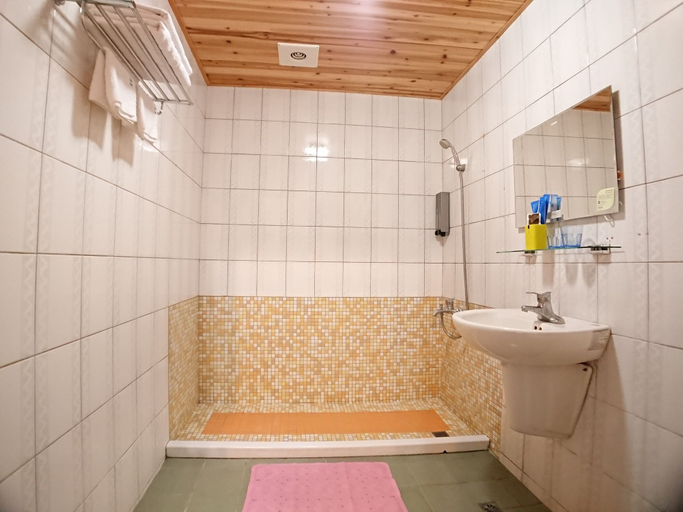 Bathroom 5, DongNing Atlas Hotel, Tainan