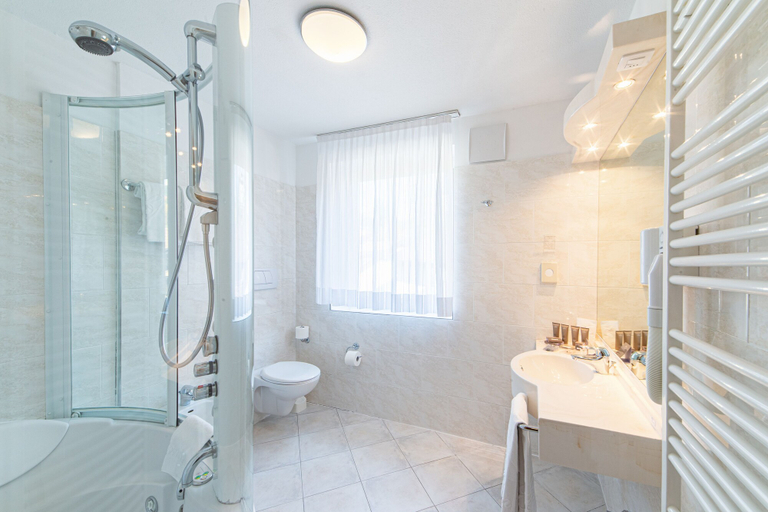 Bathroom 4, Garden, Trento