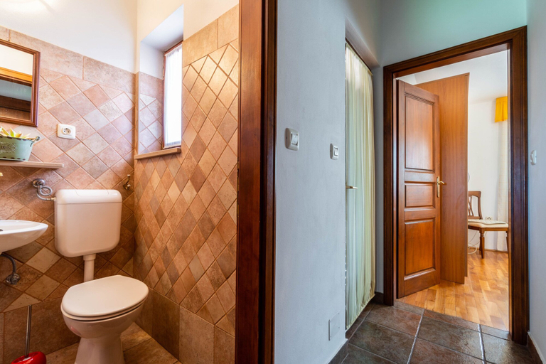 Bathroom 3, Apartment 1510, Marčana