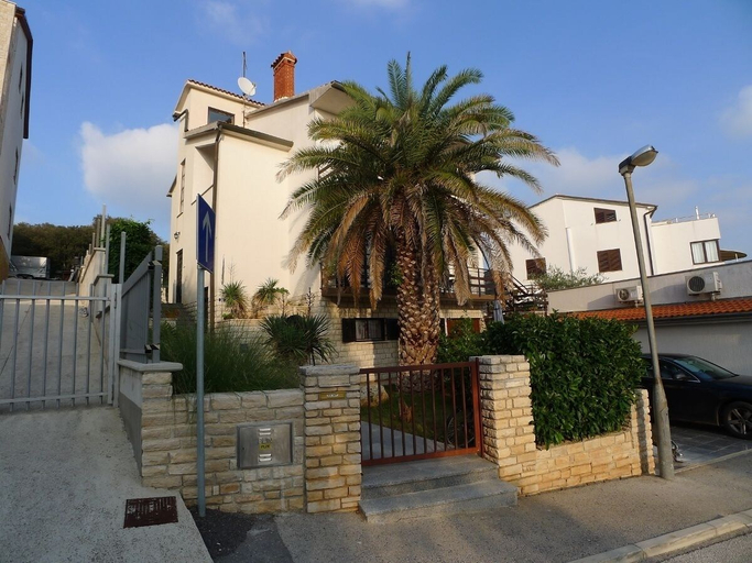 Exterior & Views, 8 Person 3 Bed Apartment With Pool Near the Beach, Medulin