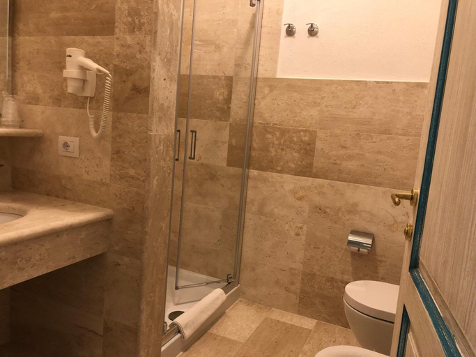 Bathroom 4, Hotel Riviera, Sassari