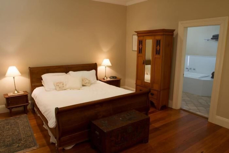 Bedroom 2, Tizzana Winery Bed & Breakfast, Hawkesbury